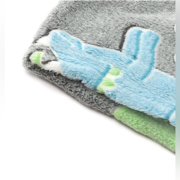 Soft & plush glow in the dark dinosaur blanket..50x60inches..(NWT) - Picture 3 of 10